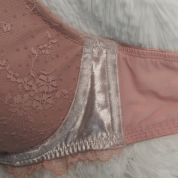 Victoria's Secret Dream Angels Bra with Fuzzy Straps - Picture 6 of 16